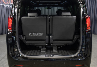 Подержанный автомобиль Toyota Alphard 2019 года (10 фото)