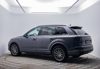 Подержанный автомобиль Audi Q7 2018 года (7 фото)
