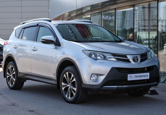 Подержанный автомобиль Toyota RAV4 2014 года (3 фото)