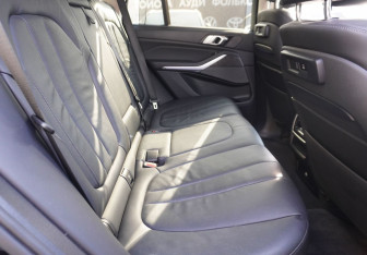 Подержанный автомобиль BMW X5 2020 года (11 фото)