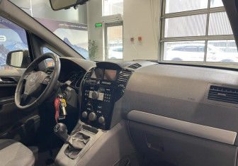 Подержанный автомобиль Opel Zafira Compactvan 2011 года (8 фото)