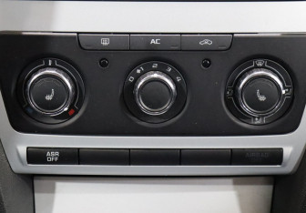 Подержанный автомобиль Skoda Octavia Liftback 2011 года (15 фото)