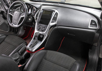 Подержанный автомобиль Opel Astra Hatchback 2013 года (10 фото)