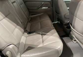 Подержанный автомобиль Toyota Sequoia 2002 года (10 фото)