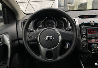 Подержанный автомобиль Kia Cerato Coupe 2011 года (14 фото)