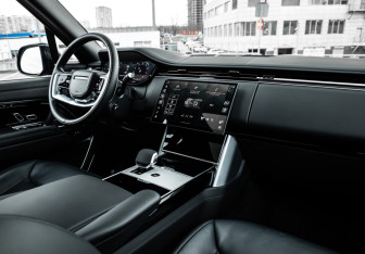 Подержанный автомобиль Land Rover Range Rover 2025 года (9 фото)