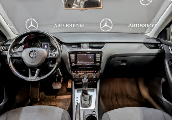 Подержанный автомобиль Skoda Octavia Liftback 2015 года (14 фото)