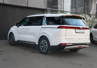 Подержанный автомобиль Kia Carnival 2021 года (6 фото)