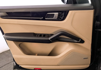 Подержанный автомобиль Porsche Cayenne 2018 года (19 фото)