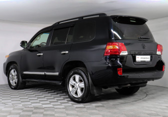 Подержанный автомобиль Toyota Land Cruiser Suv 2012 года (7 фото)