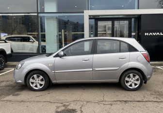 Подержанный автомобиль Kia Rio Hatchback 2009 года (8 фото)