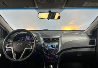 Подержанный автомобиль Hyundai Solaris Hatchback 2015 года (12 фото)