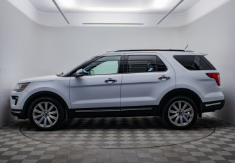 Подержанный автомобиль Ford Explorer 2018 года (8 фото)