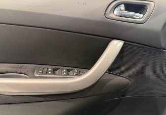 Подержанный автомобиль Peugeot 408 2013 года (16 фото)