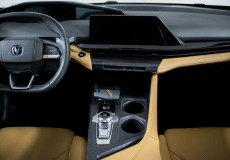 Подержанный автомобиль Changan UNI-V 2022 года (11 фото)