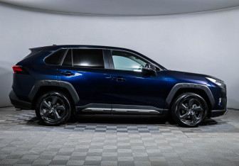 Подержанный автомобиль Toyota RAV4 2022 года (4 фото)