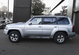 Подержанный автомобиль Nissan Patrol 2005 года (6 фото)