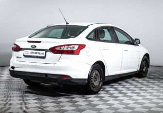 Подержанный автомобиль Ford Focus Sedan 2013 года (5 фото)