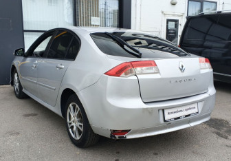 Подержанный автомобиль Renault Laguna Liftback 2008 года (7 фото)