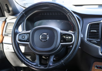 Подержанный автомобиль Volvo XC90 2017 года (17 фото)