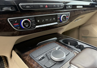 Подержанный автомобиль Audi Q7 2016 года (13 фото)