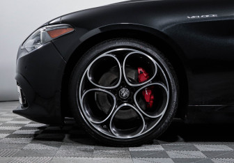 Подержанный автомобиль Alfa Romeo Giulia 2023 года (15 фото)