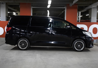 Подержанный автомобиль Toyota Alphard 2012 года (4 фото)