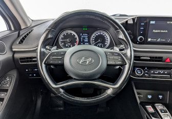 Подержанный автомобиль Hyundai Sonata 2020 года (21 фото)