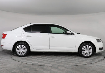 Подержанный автомобиль Skoda Octavia Liftback 2019 года (4 фото)
