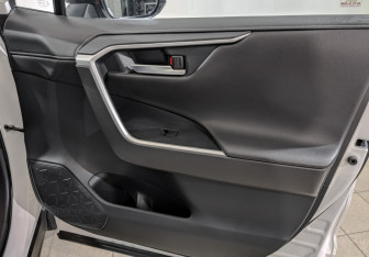 Подержанный автомобиль Toyota RAV4 2021 года (25 фото)