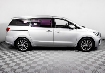 Подержанный автомобиль Kia Carnival 2019 года (4 фото)