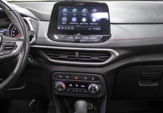 Подержанный автомобиль Chevrolet Tracker 2022 года (15 фото)