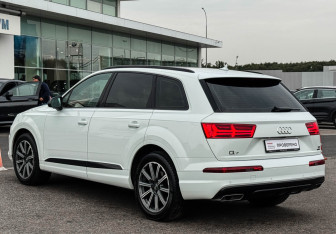 Подержанный автомобиль Audi Q7 2016 года (7 фото)
