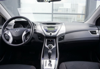 Подержанный автомобиль Hyundai Elantra Sedan 2011 года (12 фото)