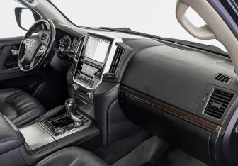 Подержанный автомобиль Toyota Land Cruiser Suv 2019 года (13 фото)