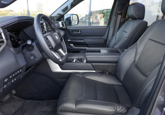 Подержанный автомобиль Toyota Sequoia 2022 года (15 фото)