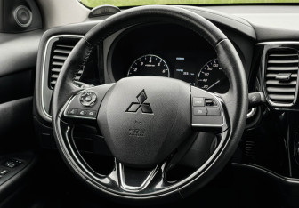 Подержанный автомобиль Mitsubishi Outlander 2019 года (14 фото)