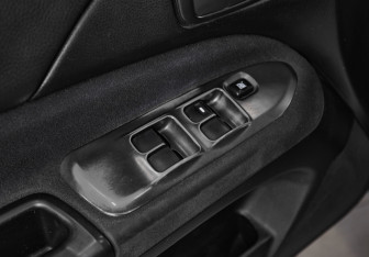 Подержанный автомобиль Mitsubishi Lancer Sedan 2005 года (7 фото)