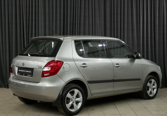 Подержанный автомобиль Skoda Fabia Hatchback 2011 года (3 фото)
