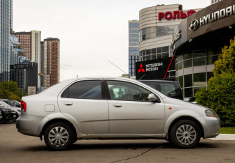 Подержанный автомобиль Chevrolet Aveo Sedan 2005 года (3 фото)