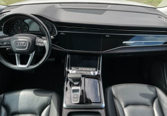 Подержанный автомобиль Audi Q8 2018 года (12 фото)