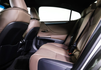 Подержанный автомобиль Lexus ES 2025 года (12 фото)