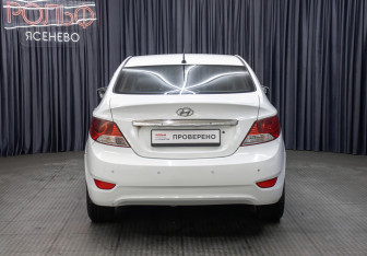 Подержанный автомобиль Hyundai Solaris Sedan 2011 года (6 фото)