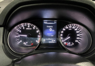 Подержанный автомобиль Nissan X-Trail 2016 года (12 фото)