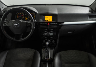 Подержанный автомобиль Opel Astra Sedan 2013 года (12 фото)