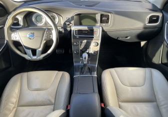 Подержанный автомобиль Volvo S60 2012 года (10 фото)