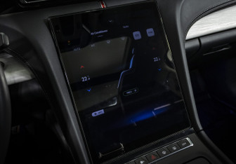 Подержанный автомобиль Hongqi H5 2024 года (15 фото)