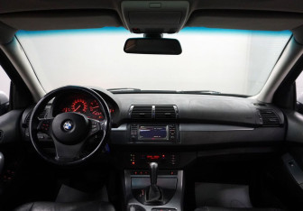Подержанный автомобиль BMW X5 2003 года (9 фото)