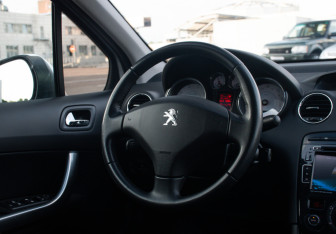 Подержанный автомобиль Peugeot 408 2014 года (14 фото)