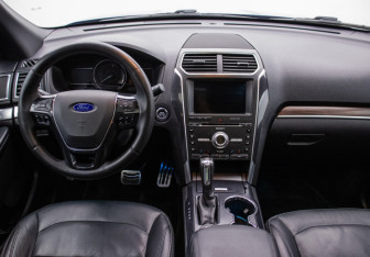 Подержанный автомобиль Ford Explorer 2017 года (14 фото)